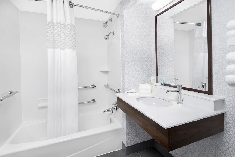 Hampton Inn & Suites Chicago-Downtown - Hampton Inn & Suites Chicago-Downtown, 33 W Illinois St, Chicago, IL 60654, USA