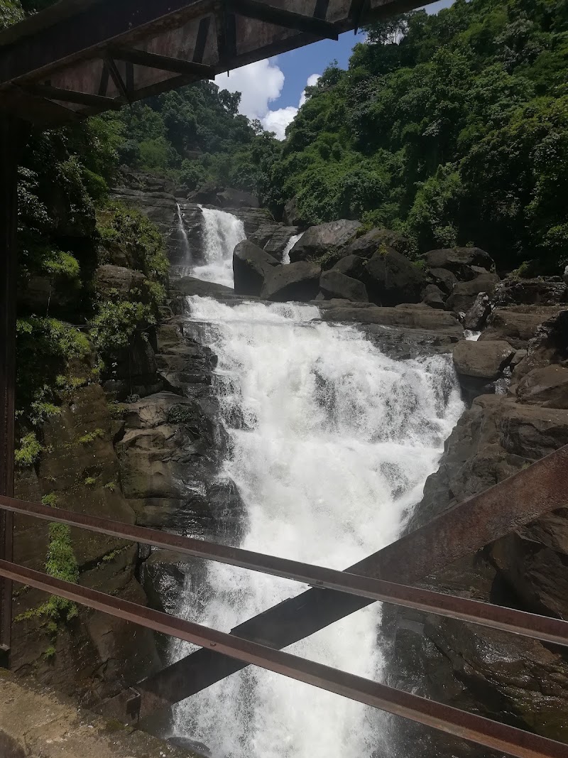 Borhill Falls - Borhill Falls 5XM5+33M, Riwai-Dawki Rd, Mawlynnong, Lyngkhat, Meghalaya 793110, India