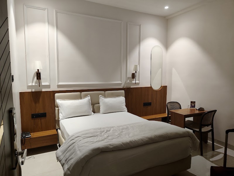 Hotel Manchester Royals LLP - Hotel Manchester Royals LLP Infront of Tata Motors, near Jai Ambey Hospital, Devpuri, Raipur, Chhattisgarh 492015, India