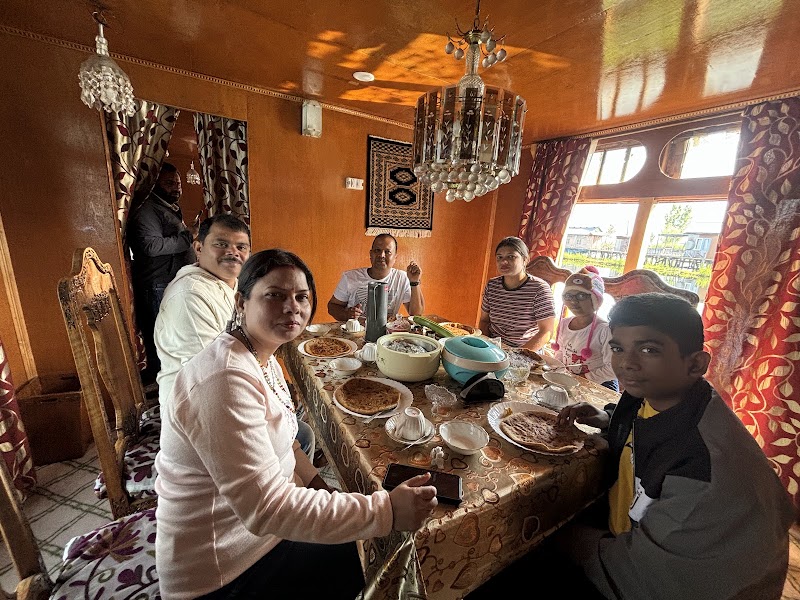 Houseboat Wild Rose - Dal Lake -Best Houseboat in Srinagar ,Kashmir - Houseboat Wild Rose - Dal Lake -Best Houseboat in Srinagar ,Kashmir, ghat no. 15, Nehru park, near floating post office, Karapura, Rainawari, Srinagar, 190003