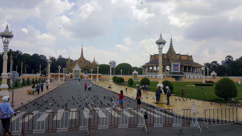 Royal Palace Park - Royal Palace Park, HW8J+3VX, Samdach Sothearos Blvd (3), Phnom Penh, Cambodia