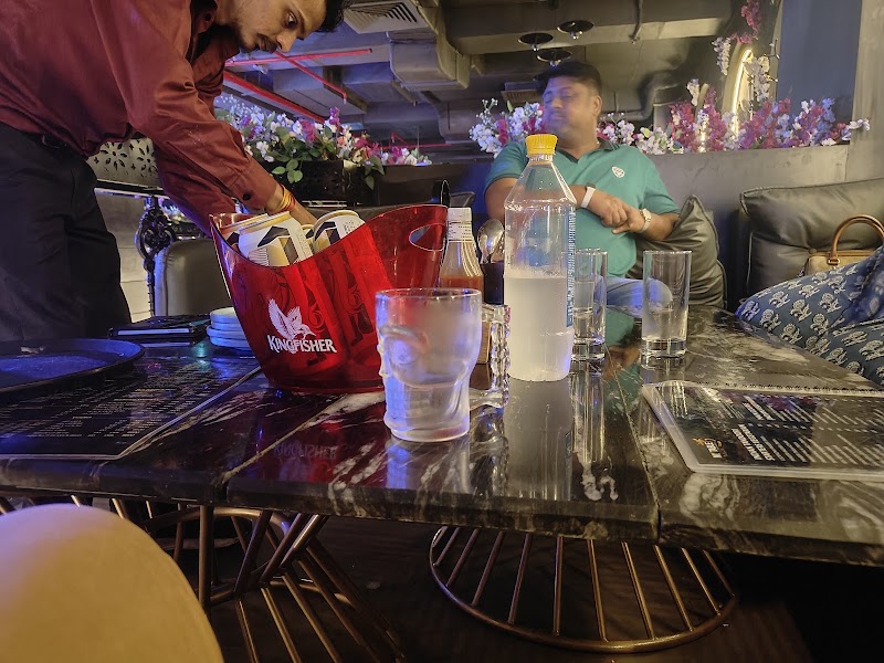 My Table Lounge Prayagraj - My Table Lounge Prayagraj Tulsiani Plaza, 33/25/1 LGF, Grace Edmosnton Road, Civil Lines, Prayagraj, Uttar Pradesh 211001, India