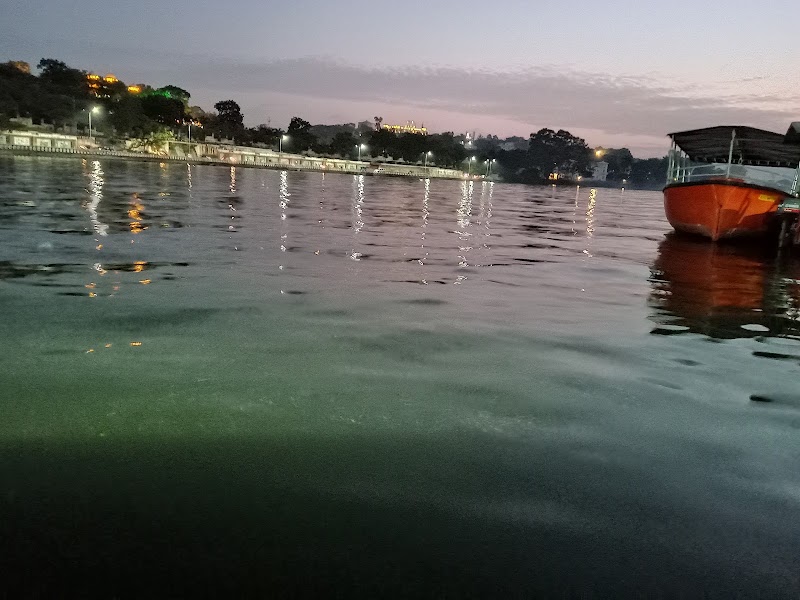 Lake Garden - Lake Garden HMRF+56P, Rani Rd, Ambamata, Udaipur, Rajasthan 313004, India