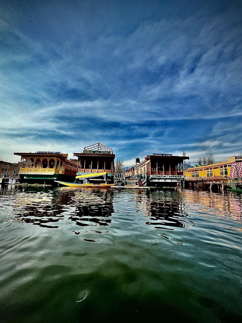 Houseboat Young Alzira - Houseboat Young Alzira, Karapura, dal lake, Nehru Park, Rainawari, Srinagar, 190003