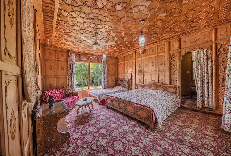 Floating Heaven Best Houseboat In Srinagar - Floating Heaven Best Houseboat In Srinagar Nigeen Lake, ghat no.2 opp., Ashai Bagh Bridge hazratbal road, Nagin Bagh, Srinagar, 190006