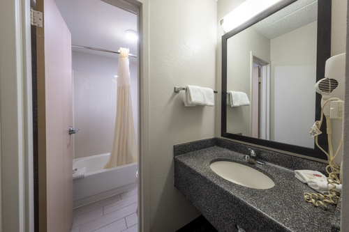 HomeTown Inn East Syracuse - HomeTown Inn East Syracuse, 6611 Old Collamer Rd S, East Syracuse, NY 13057, USA