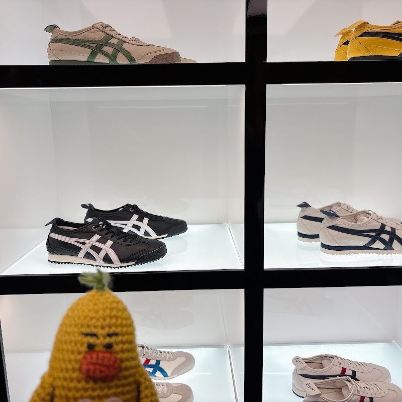 Onitsuka Tiger Omotesando Yellow Concept - Onitsuka Tiger Omotesando Yellow Concept, Japan, 〒150-0001 Tokyo, Shibuya, Jingūmae, 6-chōme−3−９ 神宮前中央ビル