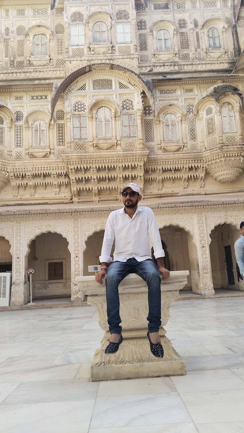 Mehrangarh Fort Way - Mehrangarh Fort Way 823H+WG5, Gulab Sagar, Jodhpur, Rajasthan 342001, India