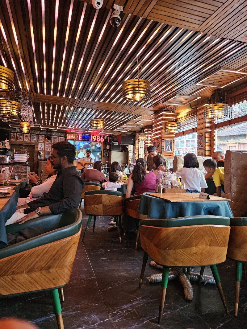 Cafe 1986 - Cafe 1986 cafe 1986 sarswati complex, Mall Rd, Model Town, Siyal, Manali, Himachal Pradesh 175131, India