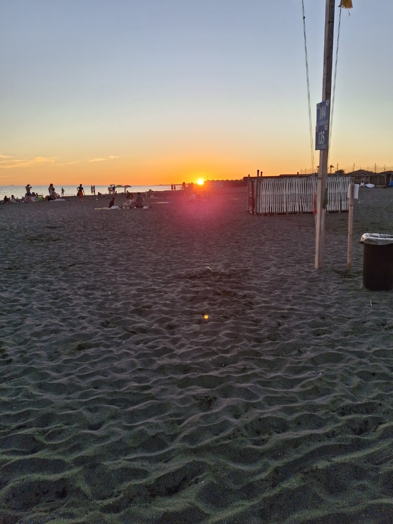 Spiaggia libera Bianca - L’Amanusa Beach - Spiaggia libera Bianca - L’Amanusa Beach, Lungomare Amerigo Vespucci, 144, 00122 Lido di Ostia RM, Italy