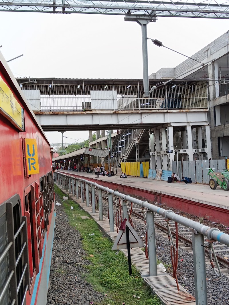 Sabarmati Railway Station Platform 1 - Sabarmati Railway Station Platform 1, Sabarmati Jn Railway Station, Ram Nagar, Sabarmati, 3HCP+JWX, Ranip, Ahmedabad, Gujarat 380005, India