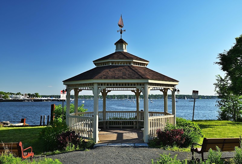 Bay Walk Park - Bay Walk Park 64 Shore Rd, Port Washington, NY 11050, USA