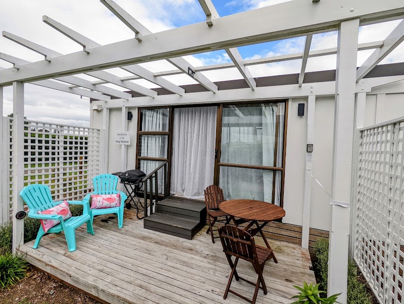 Rustling Oaks Tiny House - Hamilton Airport 10 mins