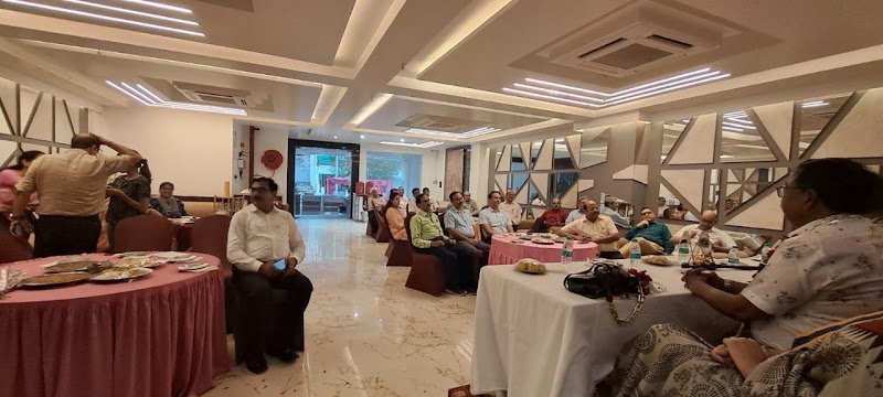 The Mirror Cafe - The Mirror Cafe Hotel Picasso 10, 14 Layal road, Patrika Marg, Agnipath Colony, Civil Lines, Prayagraj, Uttar Pradesh 211001, India