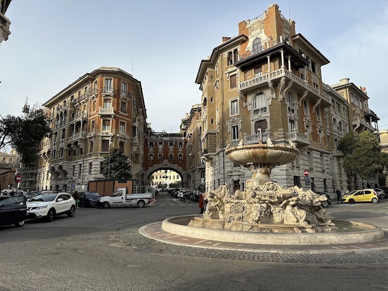 Lampadario quartiere Coppedè - Lampadario quartiere Coppedè, Via Dora, 00198 Roma RM, Italy