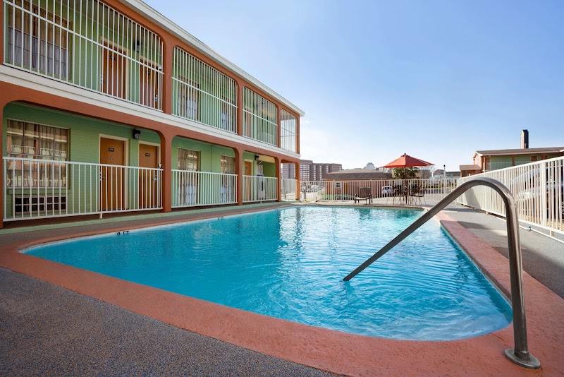 Super 8 by Wyndham Austin Downtown/Capitol Area - Super 8 by Wyndham Austin Downtown/Capitol Area 1201 N Interstate Hwy 35, Austin, TX 78702, USA