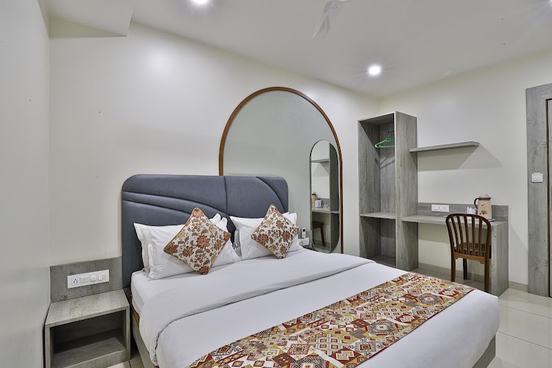 HOTEL SIGNATURE - HOTEL SIGNATURE 3RD FLOOR, Abowath Complex, Cinema Rd, Opposite Krishna Cinema, Mahidharpura, LAKKAD KOT, Surat, Gujarat 395003, India