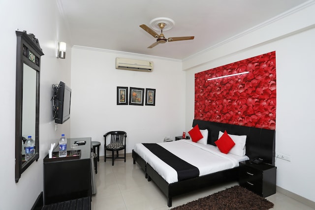 Capital O The Huespedes Near Leisure Valley Park - Capital O The Huespedes Near Leisure Valley Park, Pot No. M11A12, behind DLF Square, DLF Phase 2, Sector 25, Gurugram, Haryana 122002, India