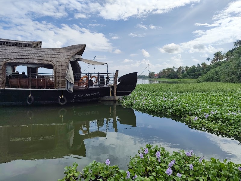 Cyrus Lake Resort - Cyrus Lake Resort near Pathiramanal Jetty, Kayippuram, Muhamma, Kerala 688525, India