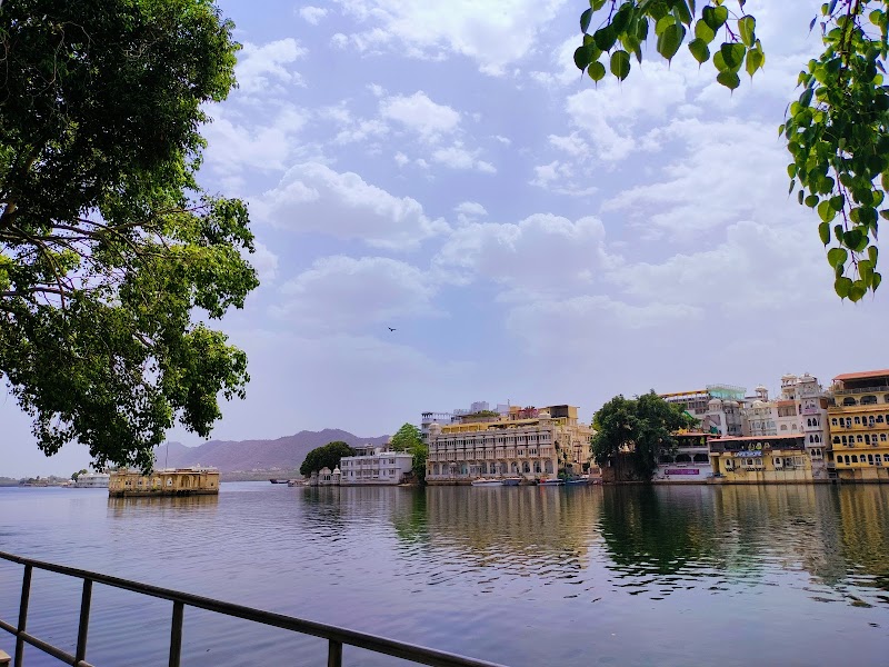 Gangaur Ghat - Gangaur Ghat 4, opp. Jethiyo ka Akhada, Outside Chandpole, Pichola, Udaipur, Rajasthan 313004, India