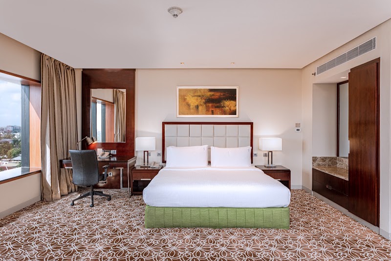Holiday Inn Cochin, an IHG Hotel - Holiday Inn Cochin, an IHG Hotel, A Junction, 33/1739, National Highway Bypass, Chakkaraparambu, Vennala, Kochi, Keralam 682028, India