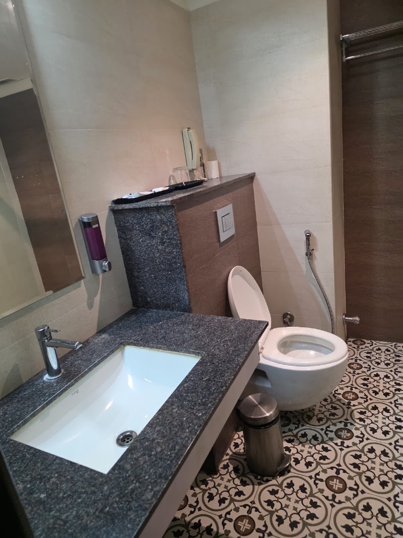 Grand Continent Malleshwaram A Sarovar Portico Affiliate - Grand Continent Malleshwaram A Sarovar Portico Affiliate, No. 18 & 19, 1st Cross, near Mantri square mall, |, Malleshwaram, Bengaluru, Karnataka 560003, India
