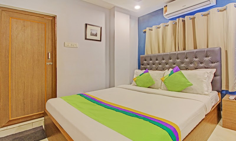 Hotel Royal Crowne - Hotel Royal Crowne 86, Ramakrishna Road Italgacha Main Road, No 1 Enter, the Mandir Masjid Road and take, the 2nd right, near Airport Gate, 2nd Cross, Motilal Colony, Rajbari, Dum Dum, Kolkata, West Bengal 700079, India