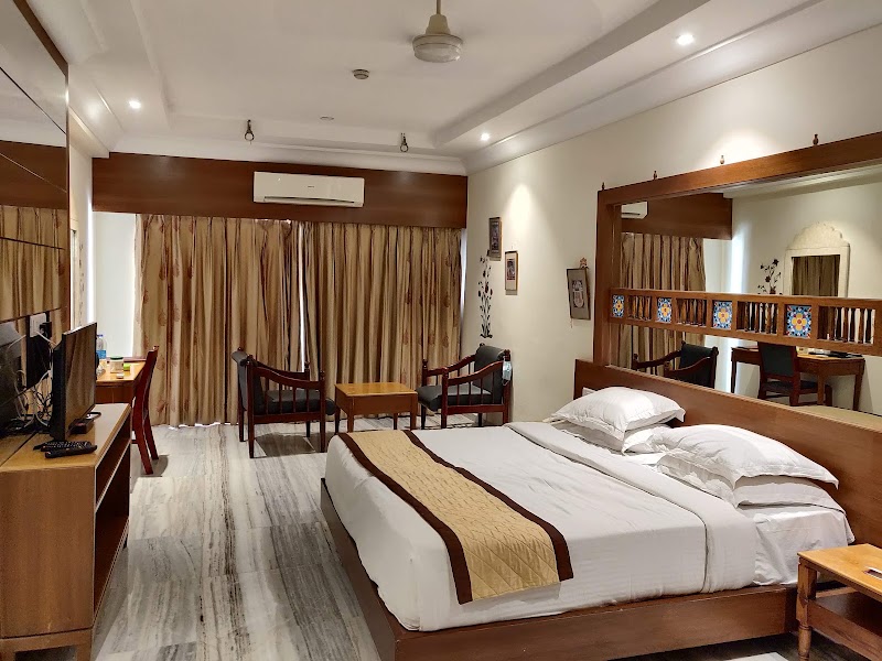 Hotel Hilltop Palace - Hotel Hilltop Palace, 5, Ambavgarh, Fateh Sagar Lake, Udaipur, Rajasthan 313004, India