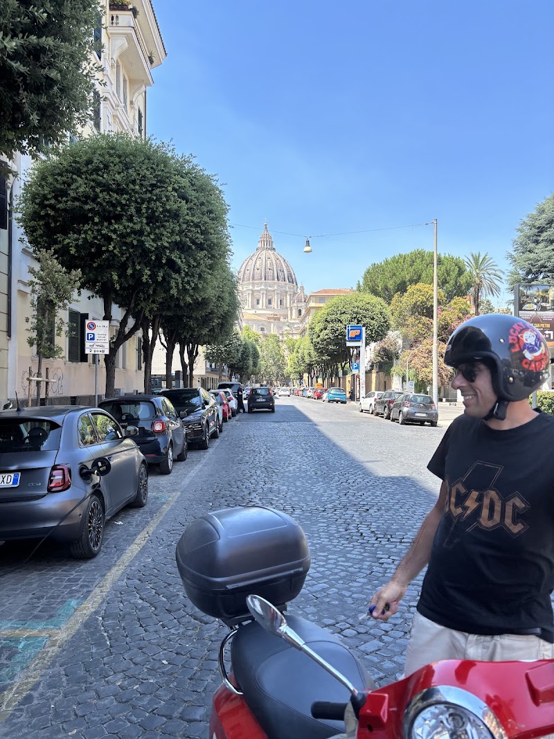 VESPA TOUR OF ROME - ROME BY VESPA - VESPA TOUR OF ROME - ROME BY VESPA, Via della Madonna dei Monti, 00184 Roma RM, Italy