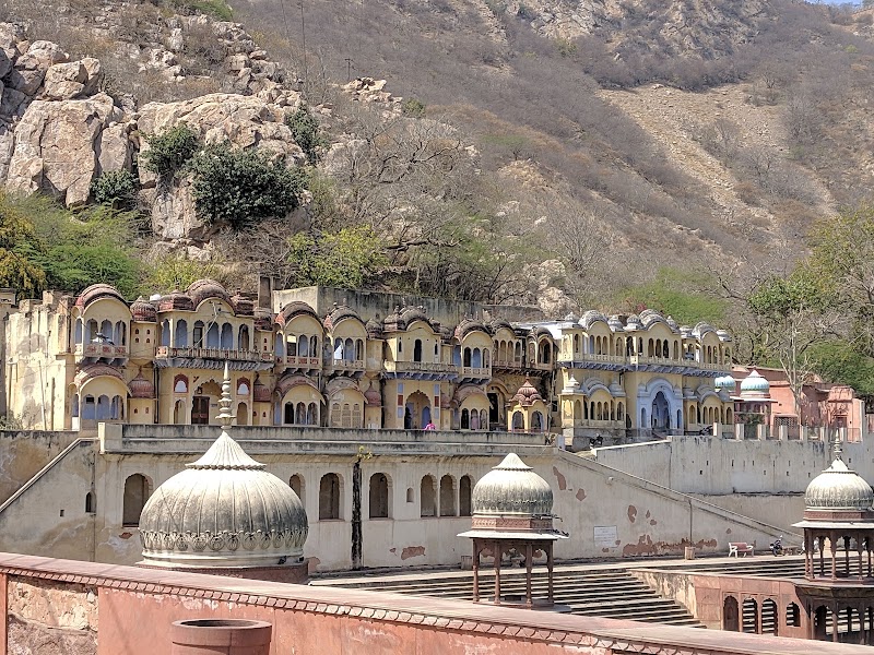 Moosi Maharani Ki Chhatri - Moosi Maharani Ki Chhatri HH9V+P5X, City Palace Rd, Mohalla Ladiya, Alwar, Rajasthan 301001, India