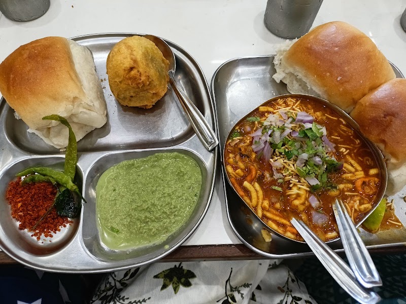 Aram Vada Pav - Aram Vada Pav, Capital Cinema Building, 126, Dr Dadabhai Naoroji Rd, opp. Aram Hotel CSMT, Azad Maidan, Fort, Mumbai, Maharashtra 400001, India