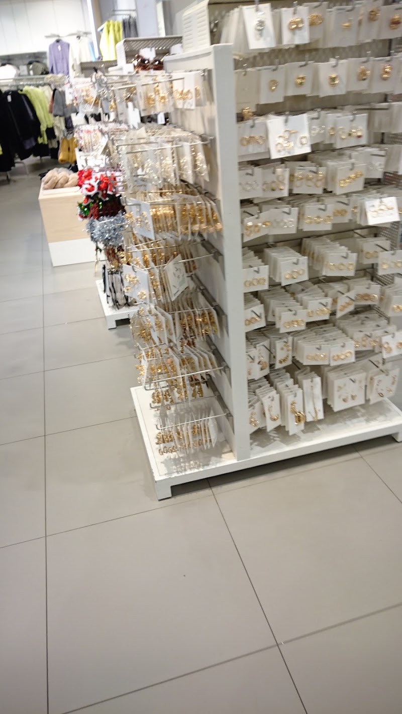 H&M - H&M Bahnhofstraße 12, 94032 Passau, Germany