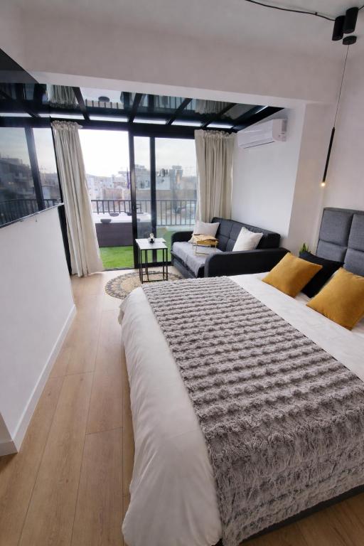Athens Center Apartment with Private Jacuzzi - Athens Center Apartment with Private Jacuzzi, Mezonos 42, Athina 104 38, Greece