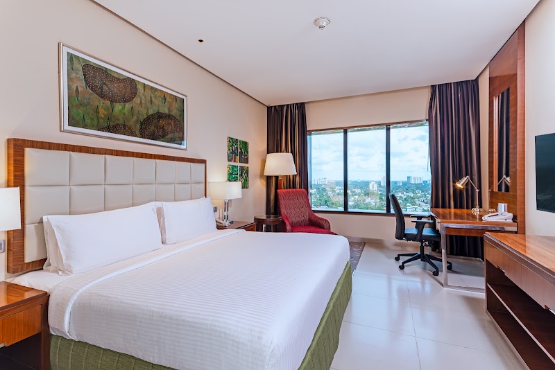 Holiday Inn Cochin, an IHG Hotel - Holiday Inn Cochin, an IHG Hotel, A Junction, 33/1739, National Highway Bypass, Chakkaraparambu, Vennala, Kochi, Keralam 682028, India