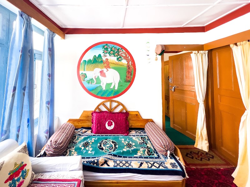 Sakya Homestay, Kaza