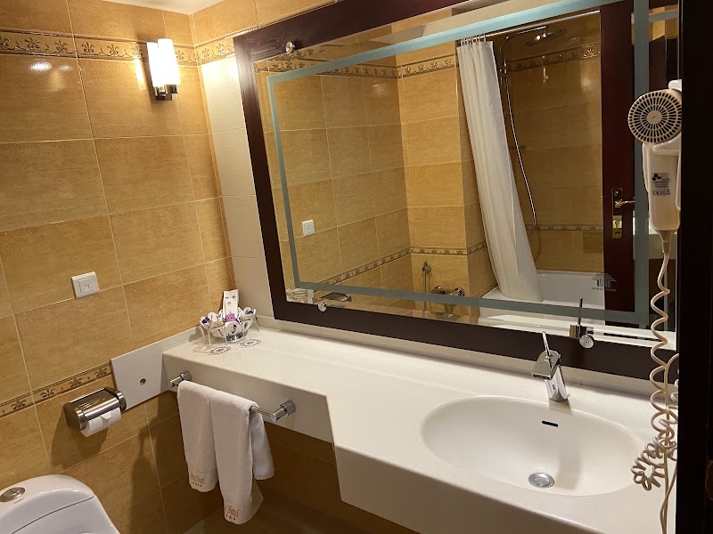 Shiraz Grand Hotel - Shiraz Grand Hotel, Fars Province, Shiraz, Quran Square, JHM6+W2W, Iran