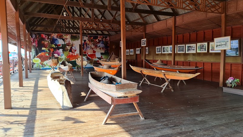 ตลาดน้ำเหล่าตั๊กลัก (ปากคลองลัดพลี)Lao Tuk Luck floating market - ตลาดน้ำเหล่าตั๊กลัก (ปากคลองลัดพลี)Lao Tuk Luck floating market ทางหลวงสาย325 ทางไปวัดสุน, GXC4+HR3 ตำบล ดำเนินสะดวก อำเภอดำเนินสะดวก ราชบุรี 70130, Thailand