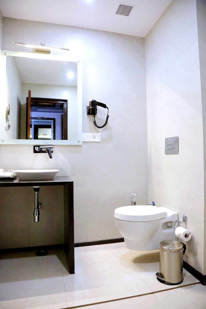 Hotel Silk City - Hotel Silk City The Mall Rd, Varanasi cantonment, Varanasi, Uttar Pradesh 221002, India