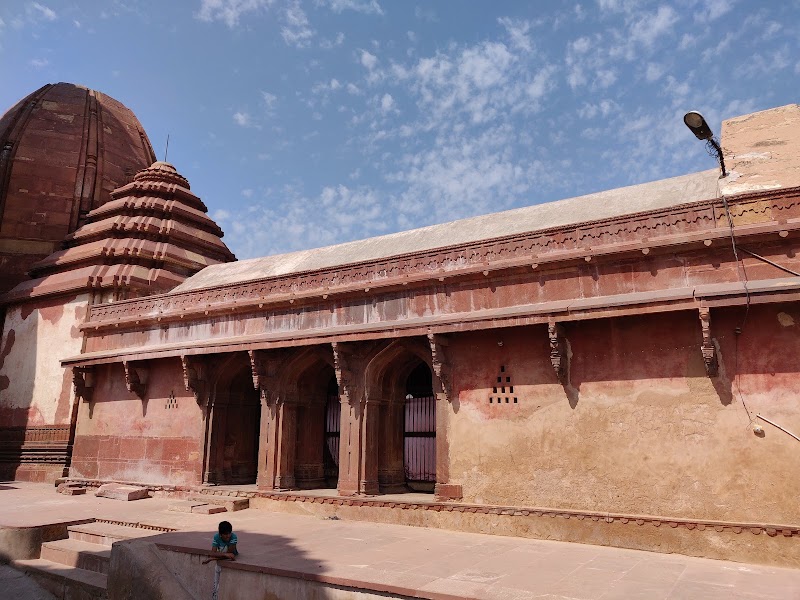 Shri Radha Madan Mohan Ji Mandir, Vrindavan - Shri Radha Madan Mohan Ji Mandir, Vrindavan, VIP Rd, near Banke Bihari Temple, Goda Vihar, Vrindavan, Uttar Pradesh 281121, India