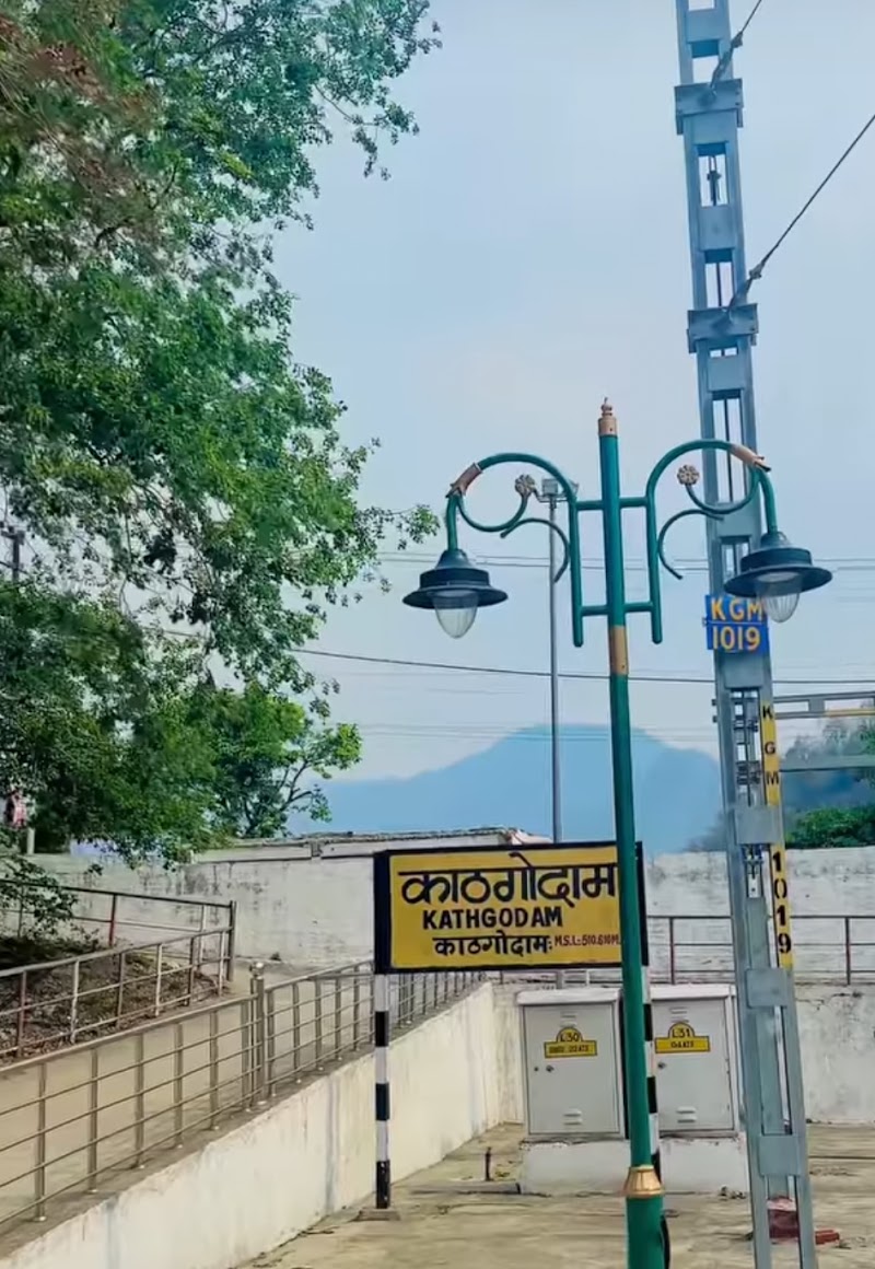 Kathgodam Railway Station - Kathgodam Railway Station 7G8W+PM6, Railway Colony Rd, Kathgodam, Haldwani, Uttarakhand 263126, India