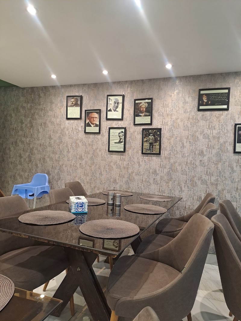 رستوران خاقان - رستوران خاقان, اردبیل، خیابان دانشگاه، رو به روی کتابخانه مرکزی، Iran