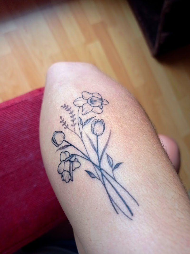 Pearl Tattoo - Studio de tatouage privé - Pearl Tattoo - Studio de tatouage privé 4 Rue du Château, 44640 Le Pellerin, France