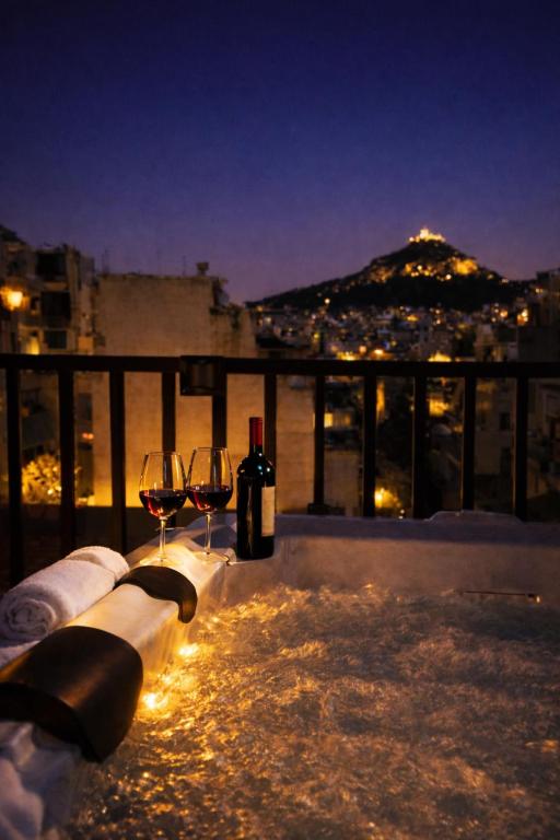 Athens Center Apartment with Private Jacuzzi - Athens Center Apartment with Private Jacuzzi, Mezonos 42, Athina 104 38, Greece