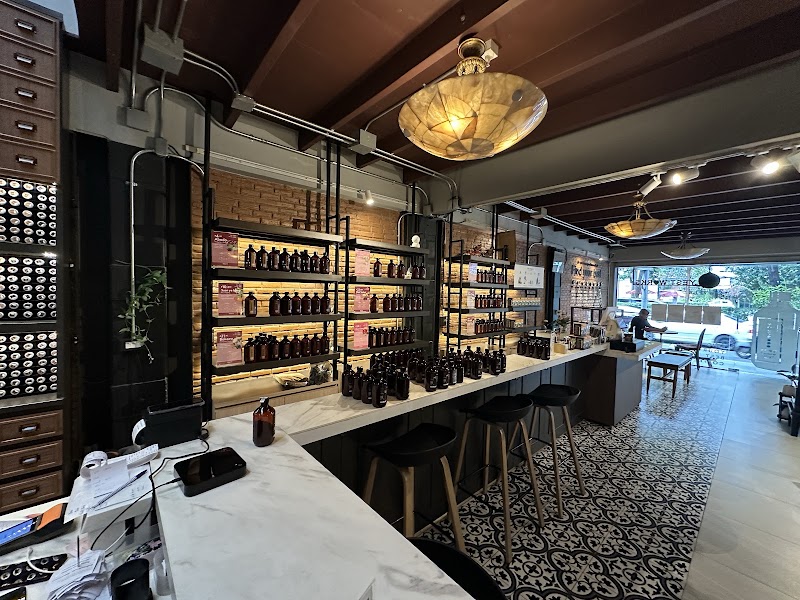 Y'EST WORKS Coffee Bar - Y'EST WORKS Coffee Bar, 732 Sukhumvit Rd, Khwaeng Khlong Tan, Khet Khlong Toei, Krung Thep Maha Nakhon 10110, Thailand