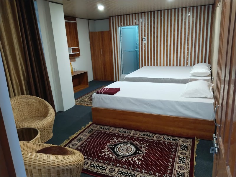 Darjeeling Hotel - Darjeeling Hotel 47, Gandhi Rd, Limbugaon, Darjeeling, West Bengal 734101, India