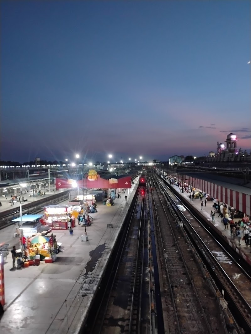 Charbagh Railway Station - Charbagh Railway Station, Rest Camp Colony, Railway Colony, Charbagh, Lucknow, Uttar Pradesh 226004, India