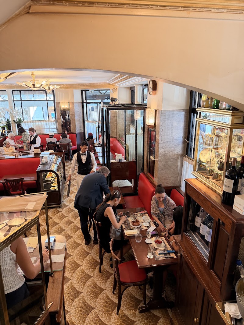 Café de Flore - Café de Flore 172 Bd Saint-Germain, 75006 Paris, France
