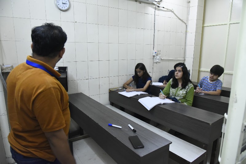 Goyal Classes for NEET/IIT-JEE/Foundation/Boards - Goyal Classes for NEET/IIT-JEE/Foundation/Boards SCO 14, Sector 4, Huda Market, near PNB Bank, Gurgaon Rural, Gurugram, Haryana 122006, India
