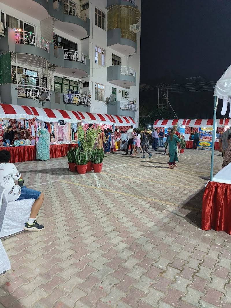 Maple Heights & Maple Crescent Club - Maple Heights & Maple Crescent Club, F32J+R83, Block C, Sushant Lok Phase I, Sector 43, Gurugram, Haryana 122009, India