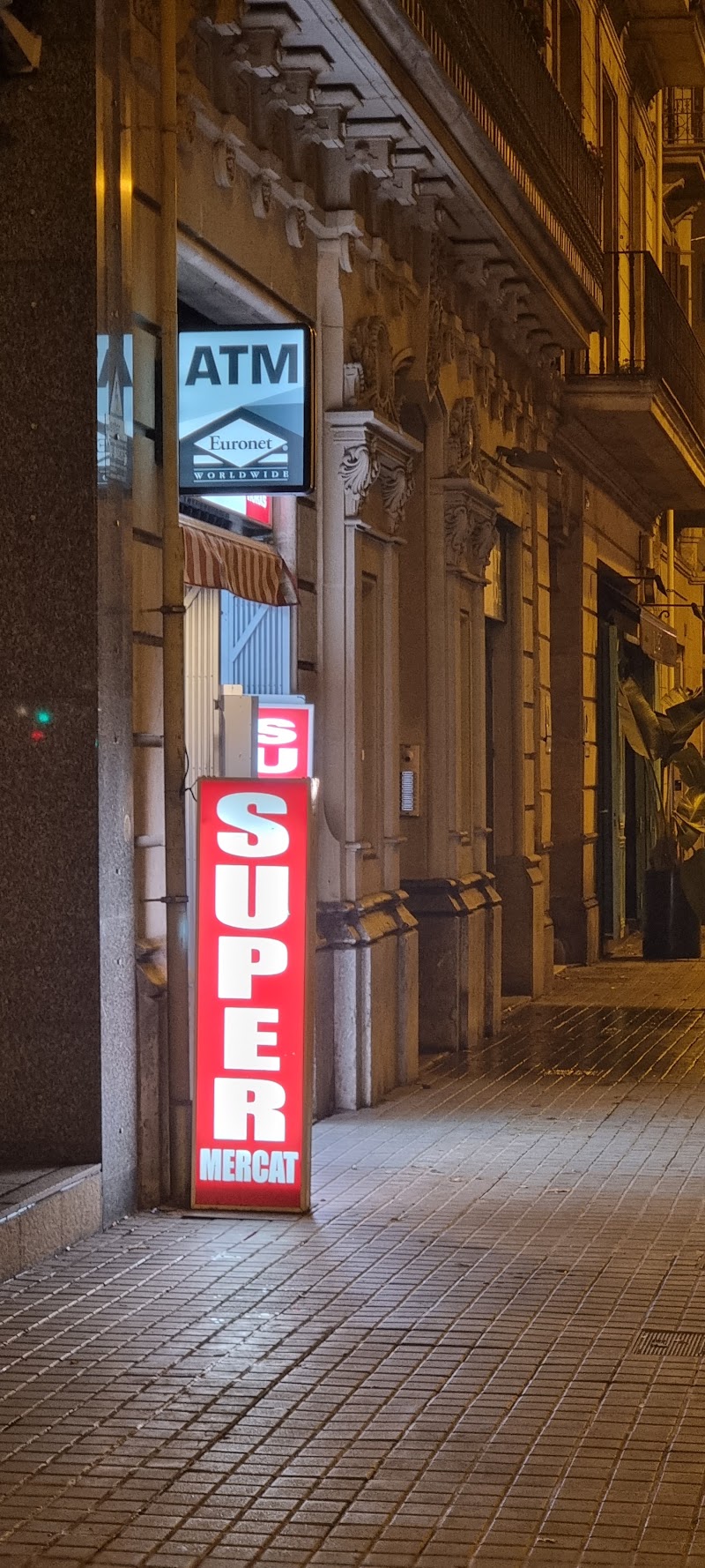 King Supermercat 24 - King Supermercat 24, Carrer d'Aragó, 277, Eixample, 08007 Barcelona, Spain
